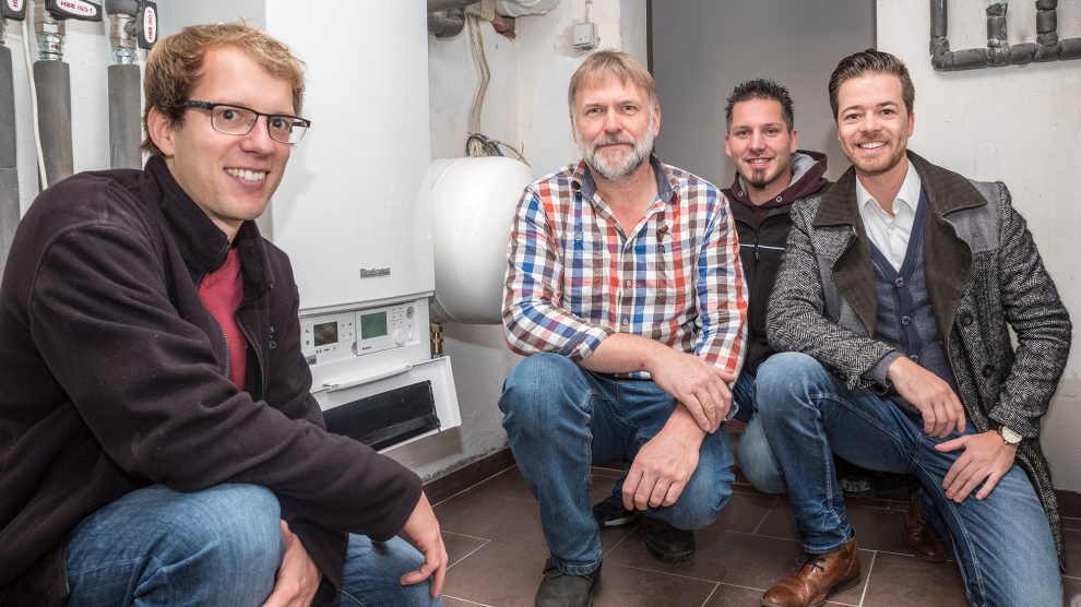 Freuen sich über den gelungenen Austausch des Heizkessels (von links): Stefan Sprenger, Andreas Pohlmann, Marc Vennemann und Sandro Kuligowski. Foto: Gemeinde Wallenhorst / Thomas Remme