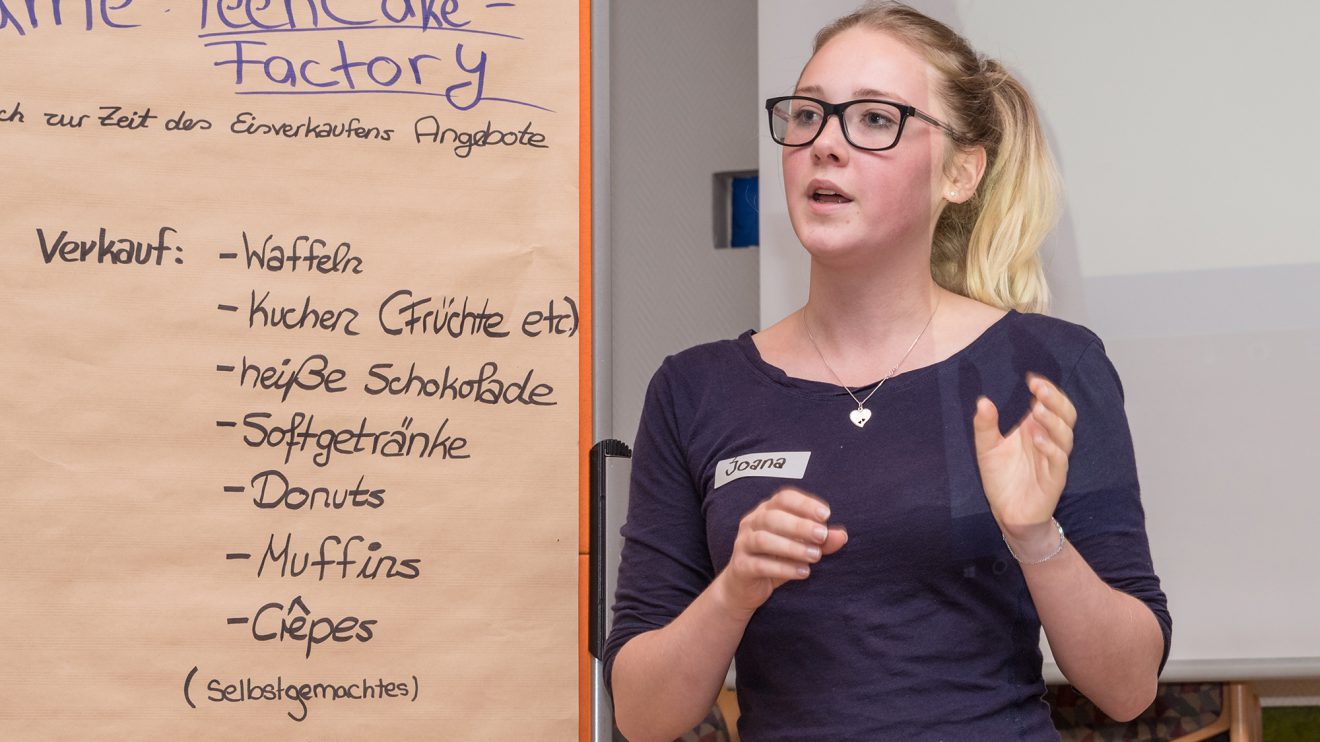 Ein Jugendcafé war eine der Ideen aus der Jugendkonferenz – hier vorgestellt von Joana Klepker. Der Name wurde auch schon festgelegt: „TeenCake-Factory“. Foto: Gemeinde Wallenhorst / Thomas Remme