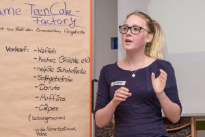 Ein Jugendcafé war eine der Ideen aus der Jugendkonferenz – hier vorgestellt von Joana Klepker. Der Name wurde auch schon festgelegt: „TeenCake-Factory“. Foto: Gemeinde Wallenhorst / Thomas Remme