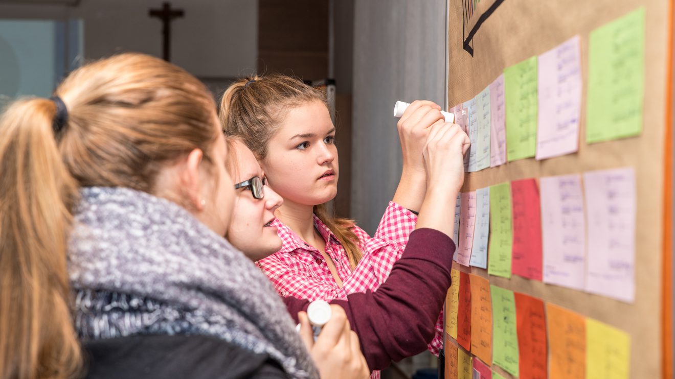 Zu Beginn füllten die Jugendlichen ihre Mitmachkarten aus, sodass jeder einen Überblick über den Teilnehmerkreis hatte. Foto: Gemeinde Wallenhorst / Thomas Remme