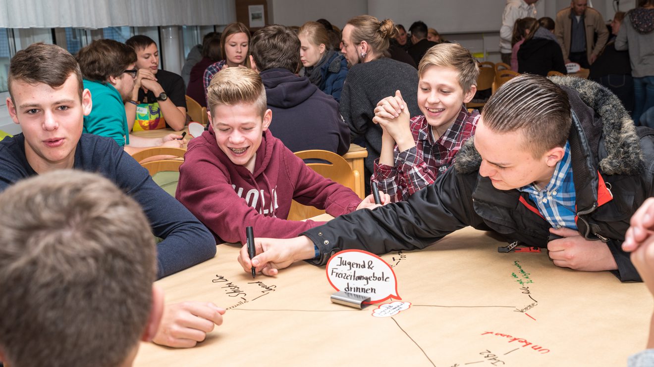 Die Themenbereiche wurden im Laufe der Jugendkonferenz in Kleingruppen ausgearbeitet… Foto: Gemeinde Wallenhorst / Thomas Remme