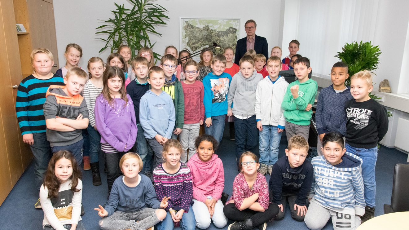 Zu Gast bei Bürgermeister Otto Steinkamp: die Kinder der 3a und 3b der Katharinaschule. Foto: Gemeinde Wallenhorst