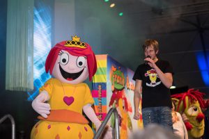 Prinzessin Mikidoo und Frank Acker luden die Kinder ein, mit ihnen gemeinsam auf der Bühne zu singen. Foto: Dennis Flegel