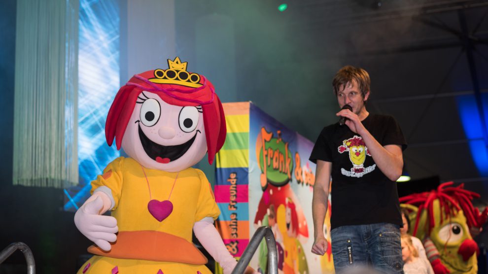 Prinzessin Mikidoo und Frank Acker luden die Kinder ein, mit ihnen gemeinsam auf der Bühne zu singen. Foto: Dennis Flegel