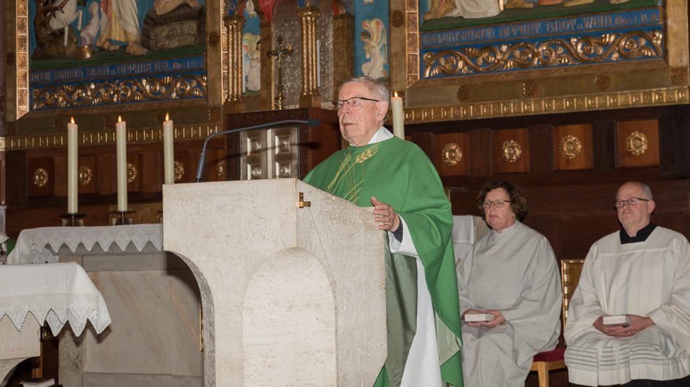 Domkapitular Prof. Dr. Heinrich Jacob, Ehrenpräses der Kolpingwerks Diözesanverband Osnabrück, zelebrierte die Hl. Messe in St. Josef. Foto: Kurt Flegel