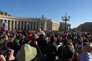 Nah an Papst Franziskus waren die Pilger aus Hollage. Foto: Hubert Wächter