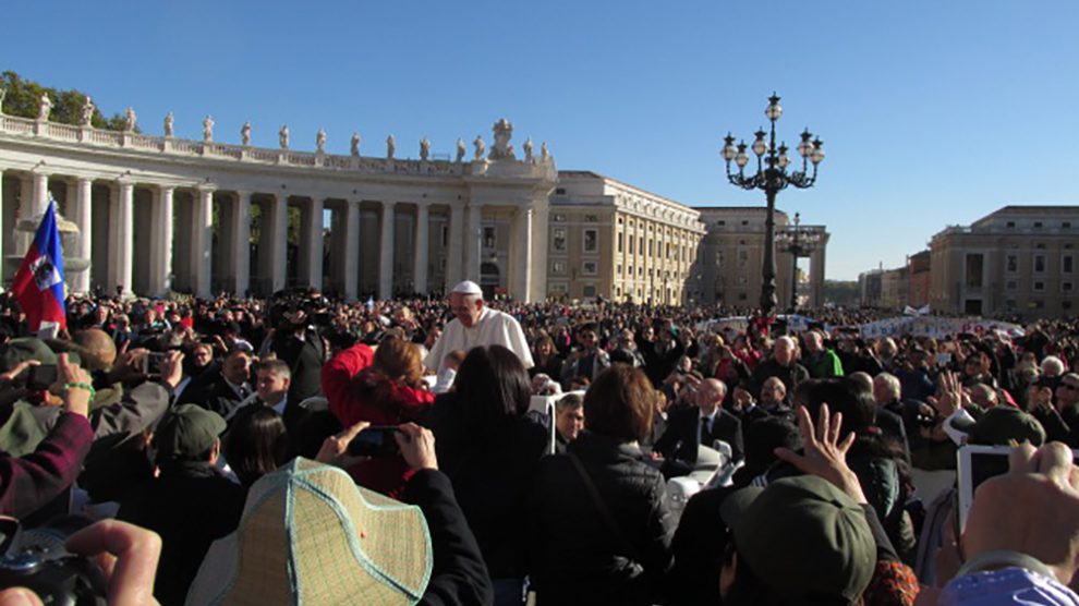 Nah an Papst Franziskus waren die Pilger aus Hollage. Foto: Hubert Wächter