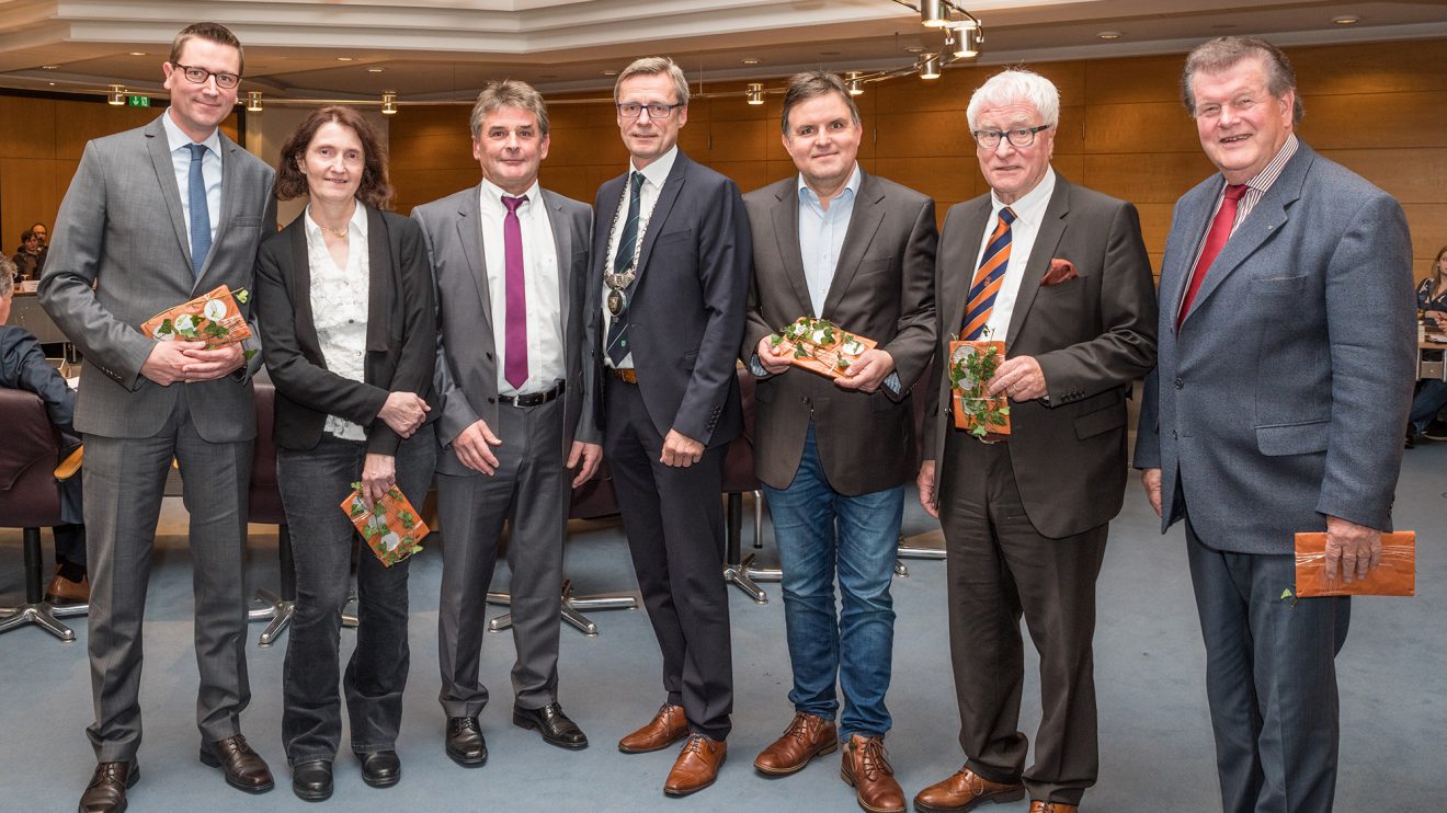 Ratsvorsitzende und Bürgermeister (von links): Mark Brockmeyer, Dagmar Wellmann (als stellvertretende Bürgermeisterin verabschiedet), Hans Stegemann, Otto Steinkamp, André Schwegmann, Alfred Lindner und Alfons Schwegmann. Foto: Gemeinde Wallenhorst / Thomas Remme