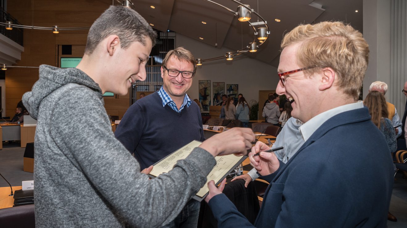 Spaß beim „Politiker-Bingo“ hatten Justin Tippner und die Ratsherren Dirk Hagen und Michael Lührmann (von links). Foto: Gemeinde Wallenhorst / Thomas Remme
