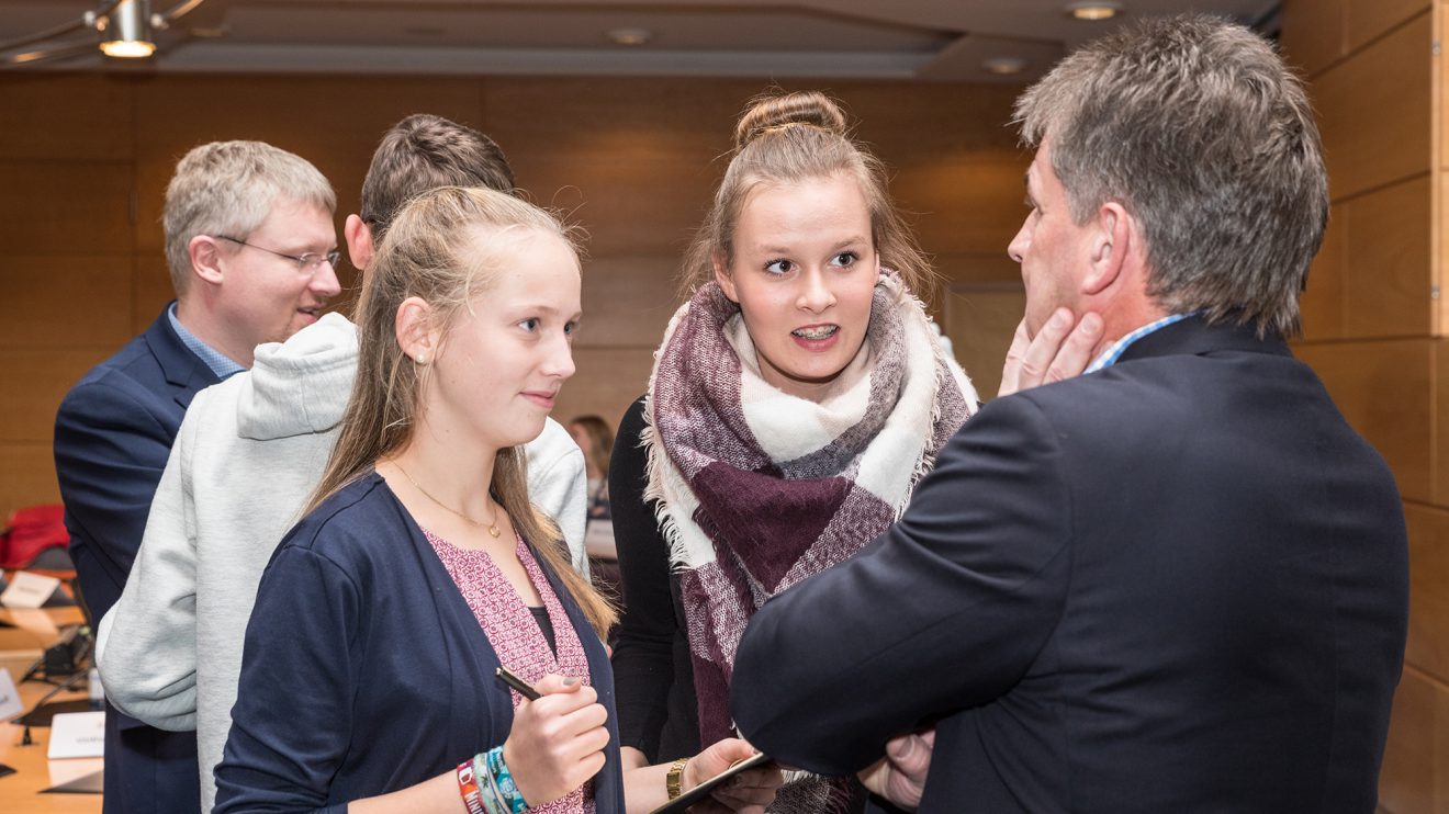 Spaß beim „Politiker-Bingo“ hatten Justin Gespannt warteten die Schülerinnen Anne Westermann (links) und Jona Norina Kenning auf die Antworten des Ratsvorsitzenden Hans Stegemann. Foto: Gemeinde Wallenhorst / Thomas Remme