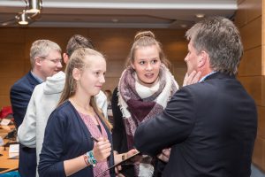 Spaß beim „Politiker-Bingo“ hatten Justin Gespannt warteten die Schülerinnen Anne Westermann (links) und Jona Norina Kenning auf die Antworten des Ratsvorsitzenden Hans Stegemann. Foto: Gemeinde Wallenhorst / Thomas Remme