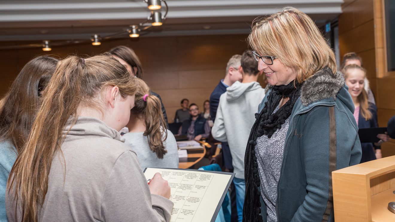 Ratsfrau Sabine Steinkamp (rechts) stellte sich offen den Fragen von Marina Scharein und Chantal Buck (vorn). Foto: Gemeinde Wallenhorst / Thomas Remme