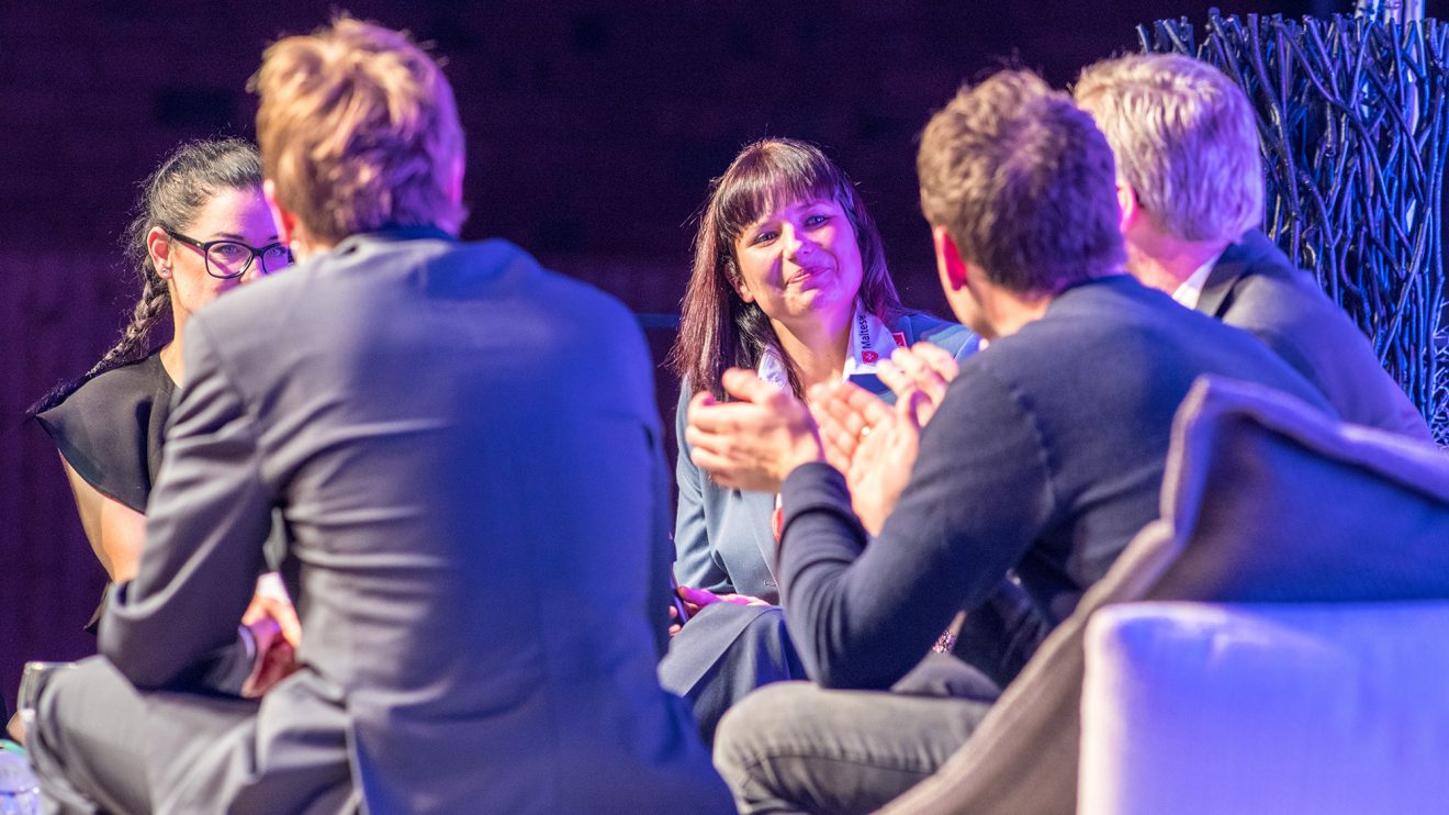 Applaus für Preisträgerin Jacqueline Mauter (Mitte) spendeten auch die Ehrengäste. Foto: Gemeinde Wallenhorst / Thomas Remme