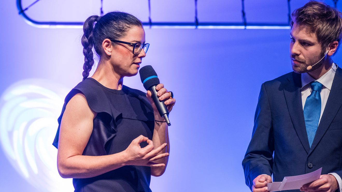 Ehrengast Sina Trinkwalder im Gespräch mit Moderator Sven Lake. Foto: Gemeinde Wallenhorst / Thomas Remme