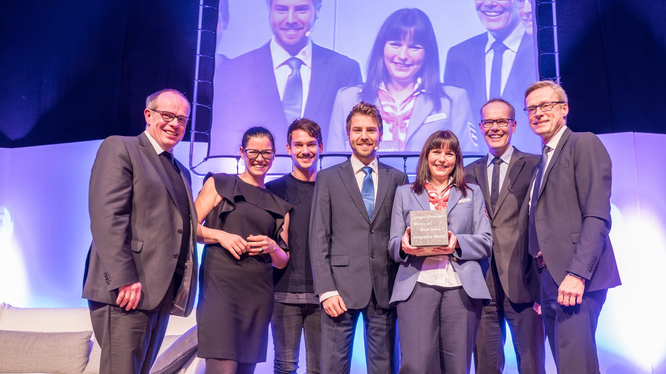 Gruppenbild mit Preisträgerin (von links): Johannes Wübbe, Sina Trinkwalder, Robert Redweik, Sven Lake, Jacqueline Mauter, Martin Kempchen und Otto Steinkamp. Foto: Gemeinde Wallenhorst / Thomas Remme