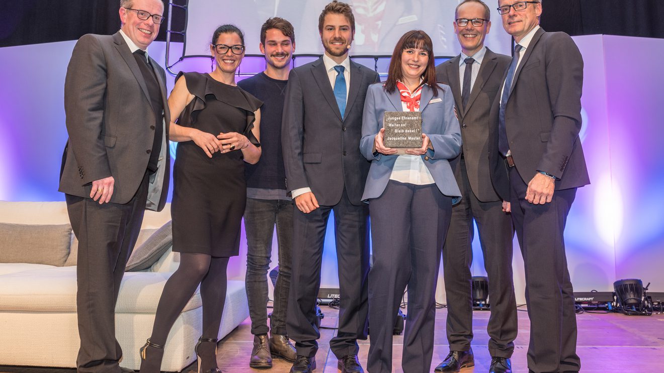 Ehrung für junges Engagement im Ehrenamt (von links): Weihbischof Johannes Wübbe, Ehrengast Sina Trinkwalder, Musiker Robert Redweik, Moderator Sven Lake, Preisträgerin Jacqueline Mauter, Laudator Martin Kempchen und Bürgermeister Otto Steinkamp. Foto: Gemeinde Wallenhorst / Thomas Remme