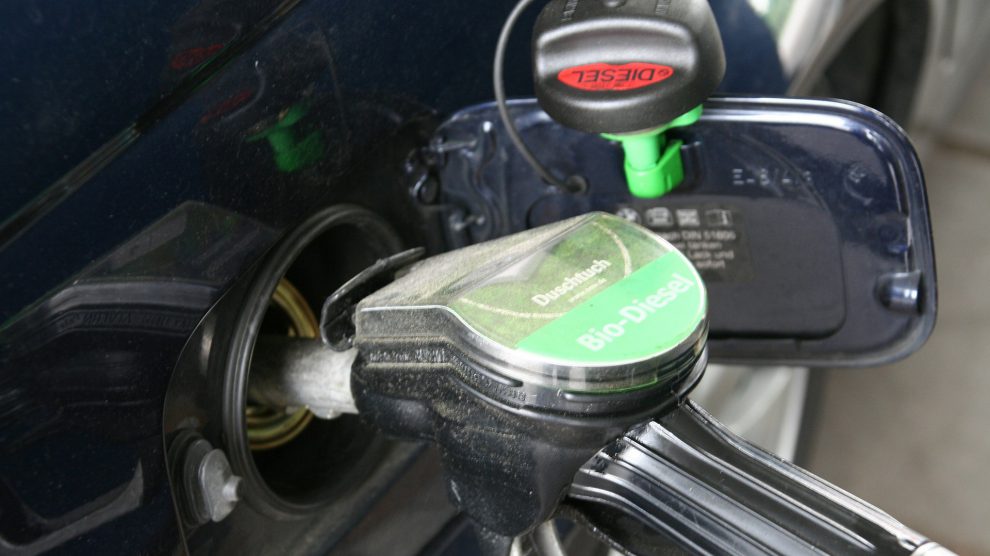 Kraftstoff wurde illegal bei zahlreichen Autos in Wallenhorst abgezapft. Symbolfoto: Pixabay / goiwara