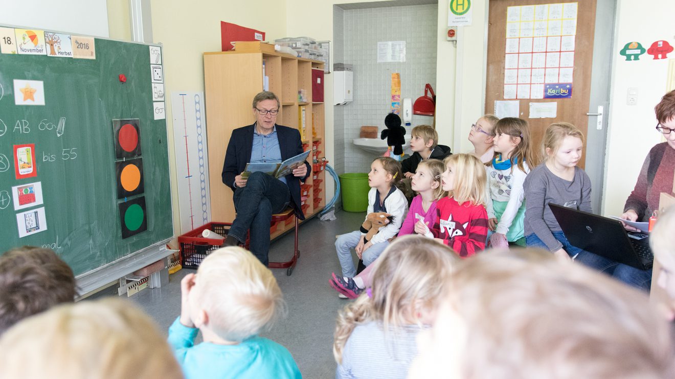 Welche Regeln für den kleinen Raben Socke gelten oder auch nicht, erfuhren die Erst- und Zweitklässler der St. Bernhard-Schule von Bürgermeister Otto Steinkamp. Foto: Gemeinde Wallenhorst / André Thöle