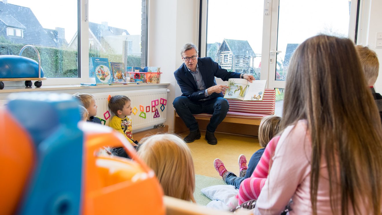 Von der kleinen Spinne Widerlich erzählte Bürgermeister Otto Steinkamp den Kindern im Kindergarten St. Stephanus. Foto: Gemeinde Wallenhorst / André Thöle