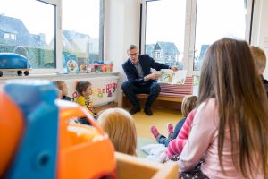 Von der kleinen Spinne Widerlich erzählte Bürgermeister Otto Steinkamp den Kindern im Kindergarten St. Stephanus. Foto: Gemeinde Wallenhorst / André Thöle