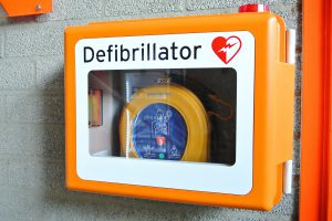 Ein lebensrettender Defibrillator („Defi“), auch automatisierter externer Defibrillator genannt (AED). Foto: Pixabay / yourschantz