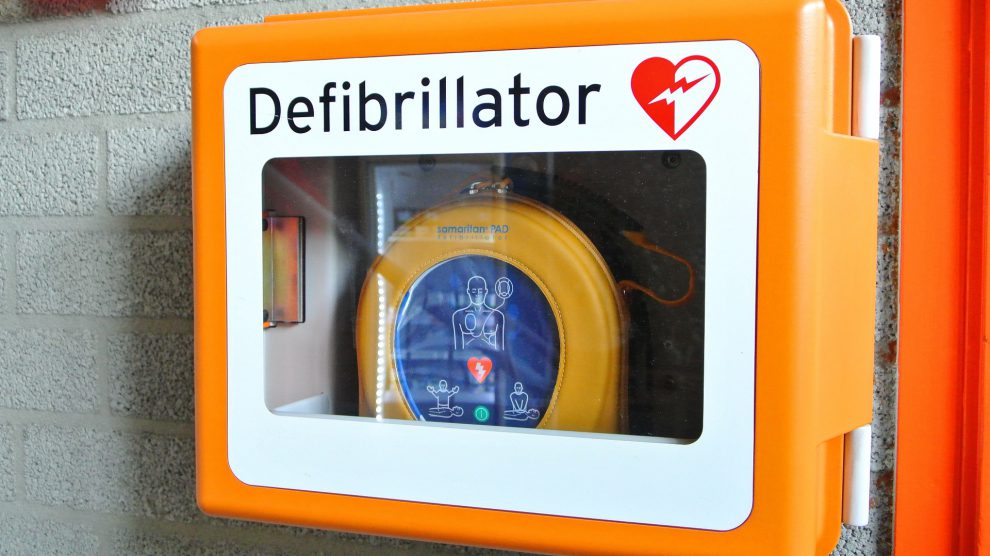 Ein lebensrettender Defibrillator („Defi“), auch automatisierter externer Defibrillator genannt (AED). Foto: Pixabay / yourschantz