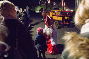 Auf Augenhöhe mit den Kindern: St. Nikolaus zu Gast bei der Kolpingsfamilie Hollage. Foto: André Thöle