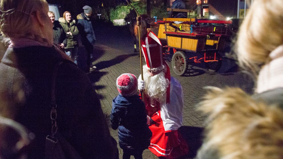 Auf Augenhöhe mit den Kindern: St. Nikolaus zu Gast bei der Kolpingsfamilie Hollage. Foto: André Thöle
