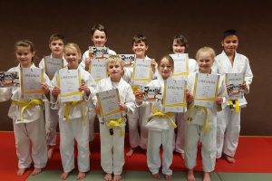 Die erfolgreichen Judoka nach ihrer Prüfung. Foto: Blau-Weiss Hollage Judoabteilung