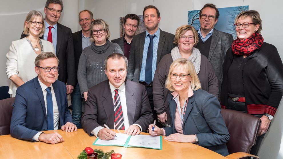 Die Schulleitungen und Projektpartner unterzeichnen die Kooperationsvereinbarung zum Schulnetzwerk Mathematik. Foto: Gemeinde Wallenhorst / Thomas Remme