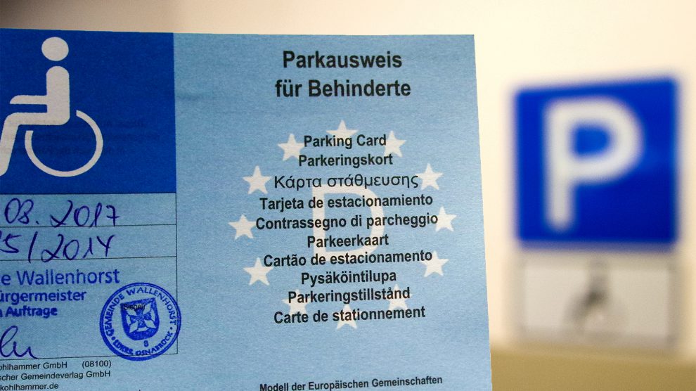 Ausschließlich mit einem solchen blauen Parkausweis dürfen die Behindertenparkplätze genutzt werden. Foto: Gemeinde Wallenhorst / André Thöle