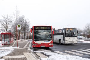 Die Busse der Linie 511 warten am Schulzentrum auf Fahrgäste. Foto: Gemeinde Wallenhorst / Thomas Remme