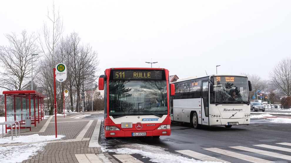 Die Busse der Linie 511 warten am Schulzentrum auf Fahrgäste. Foto: Gemeinde Wallenhorst / Thomas Remme