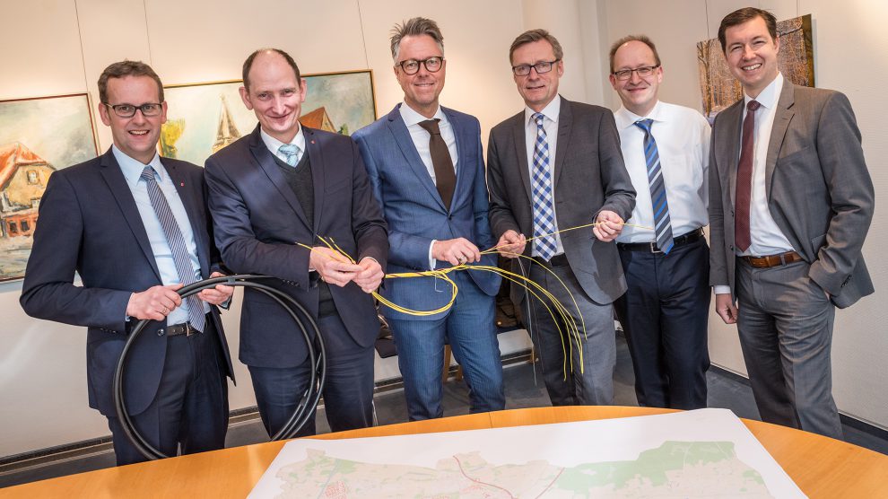 Zogen beim Breitbandausbau in Wallenhorst erfolgreich an einem Strang (von links): Heinz-Werner Hölscher (Stadtwerke), Christoph Hüls, Guido Ullmann, Bürgermeister Otto Steinkamp sowie Ralf Stratmann und Ingo Lemme (beide osnatel). Foto: Thomas Remme