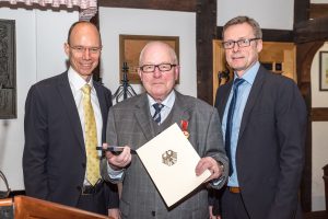 Dieter Barlag wurde mit der Verdienstmedaille des Verdienstordens der Bundesrepublik Deutschland ausgezeichnet. Landrat Michael Lübbersmann (links) und Bürgermeister Otto Steinkamp gratulierten. Foto: Thomas Remme