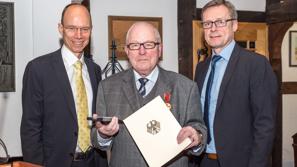 Dieter Barlag wurde mit der Verdienstmedaille des Verdienstordens der Bundesrepublik Deutschland ausgezeichnet. Landrat Michael Lübbersmann (links) und Bürgermeister Otto Steinkamp gratulierten. Foto: Thomas Remme