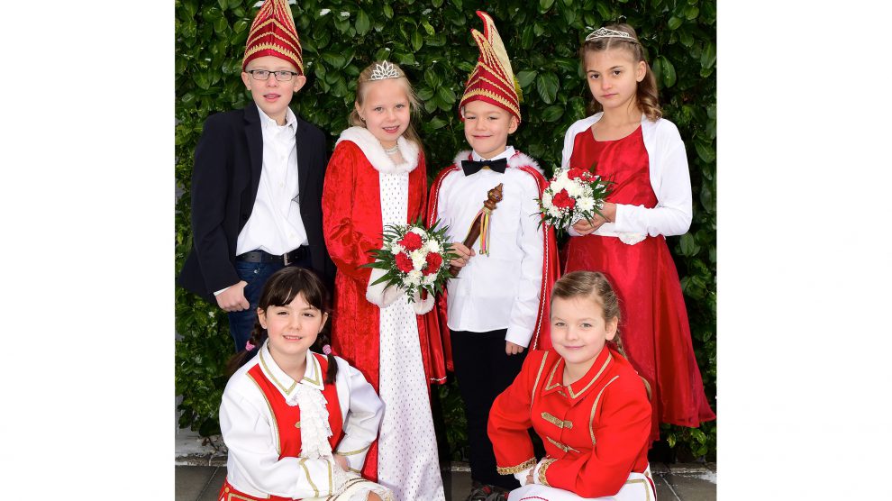 Das KKC-Kinderprinzenpaar Mattis I. und Lara Marie I. (Mattis Kossenjans und Lara Marie Brockmeyer) mit ihren Adjutanten Eric Weber und Amelie Kollenberg sowie den Funkenmariechen Pia Luisa Strößner und Lilith Wesselkamp. Foto: Kurt Flegel