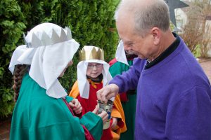 Die Sternsinger kommen! Rund um den Jahreswechsel sind überall in Deutschland 500.000 Kinder in den Gewändern der Heiligen Drei Könige unterwegs, bringen ihren traditionellen Segen und sammeln für Not leidende Gleichaltrige in aller Welt.  Foto: Martin Steffen / Kindermissionswerk