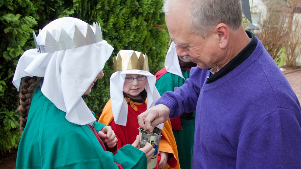 Die Sternsinger kommen! Rund um den Jahreswechsel sind überall in Deutschland 500.000 Kinder in den Gewändern der Heiligen Drei Könige unterwegs, bringen ihren traditionellen Segen und sammeln für Not leidende Gleichaltrige in aller Welt.  Foto: Martin Steffen / Kindermissionswerk