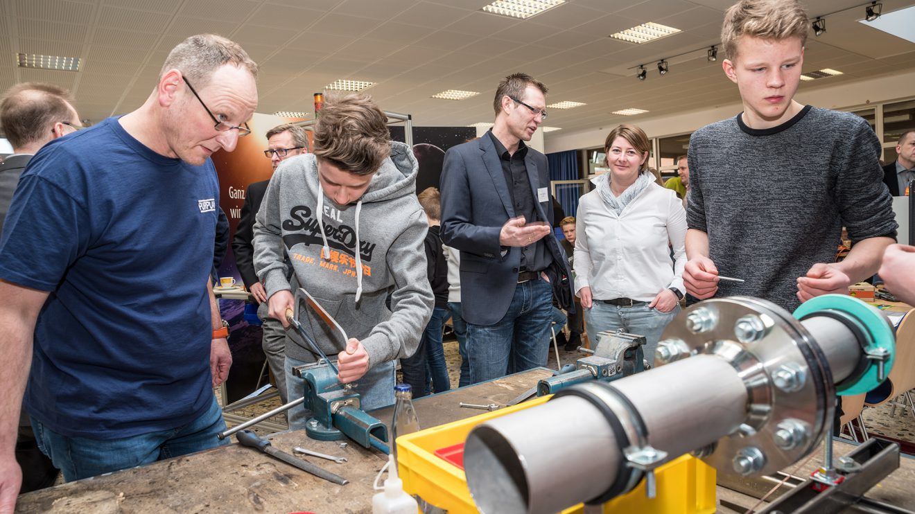 Purplan vermittelte an der Werkbank erste Kenntnisse im Metallbau. Foto: Thomas Remme