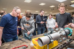 Purplan vermittelte an der Werkbank erste Kenntnisse im Metallbau. Foto: Thomas Remme