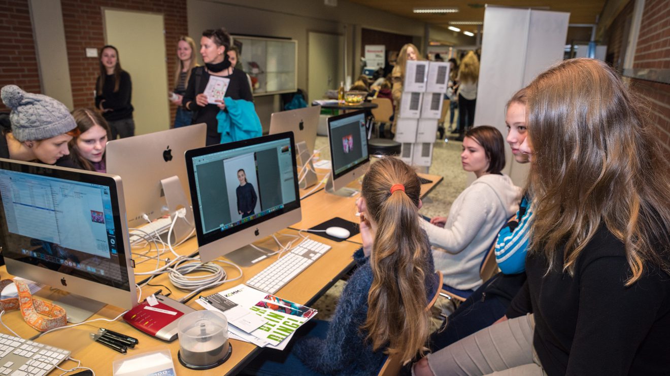 Eine Einführung in die Beauty-Retusche am eigenen Bild mittels Photoshop gab es bei der Komm.Akademie. Sie bildet überbetrieblich im Bereich Mediengestaltung und Veranstaltungsorganisation aus. Foto: Thomas Remme