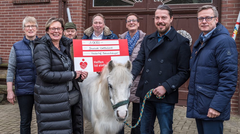 Spendenübergabe mit Therapiepferd Zwiebel (von links): Annette Bohnenkämper, Kornelia Böert, Karl Bohnenkämper, Manfred Inden, Monika Scholz, Heiko Cieslik (alle Firma Wittfeld) und Bürgermeister Otto Steinkamp. Foto: Thomas Remme