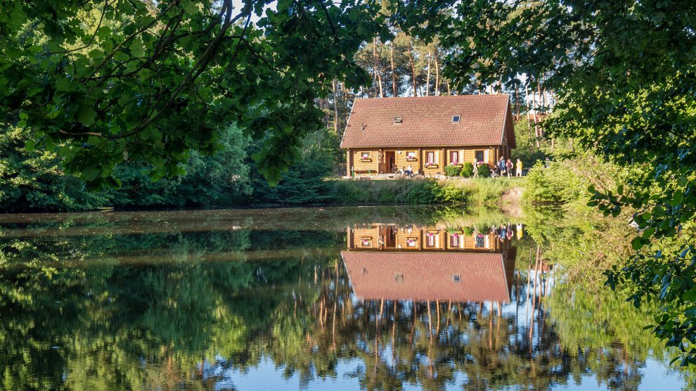 Direkt am Mühlenteich gelegen: das finnische Holzblockhaus der Hollager Mühle. Foto: Thomas Remme