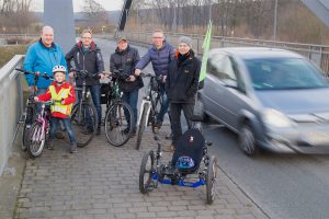 Designierter Vorstand und Mitglieder des Bürger-Radweg Hollage-Halen e.V. beim Pressetermin auf der Hollager Kanalbrücke. Foto: J. Zeiser