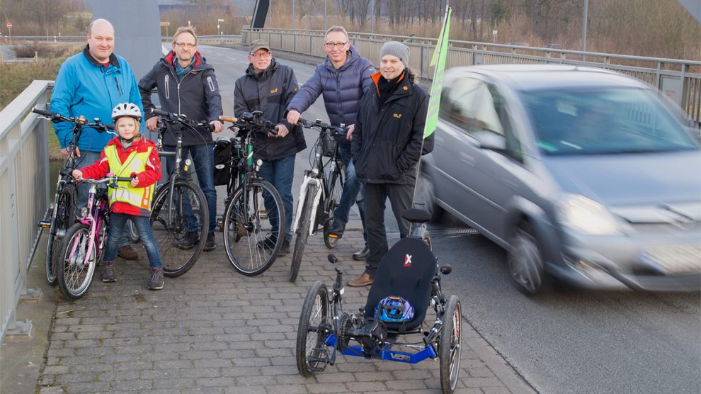 Designierter Vorstand und Mitglieder des Bürger-Radweg Hollage-Halen e.V. beim Pressetermin auf der Hollager Kanalbrücke. Foto: J. Zeiser