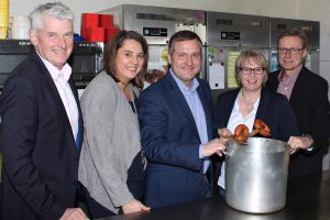 Bürgermeister Heiner Pahlmann, Ortsvereinsvorsitzende Anika Reinink, stellv. Kreistagsvorsitzender Guido Pott, Bundestagskandidatin Antje Schulte-Schoh und Bürgermeister Otto Steinkamp. Foto: Hendrik Remme