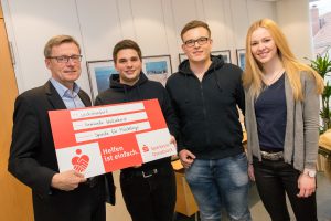 Bürgermeister Otto Steinkamp nahm die Spende der Ruller Messdiener von Marco Wellmann, Mirko Kleine und Antonia Meyer (von links) dankend entgegen. Foto: André Thöle