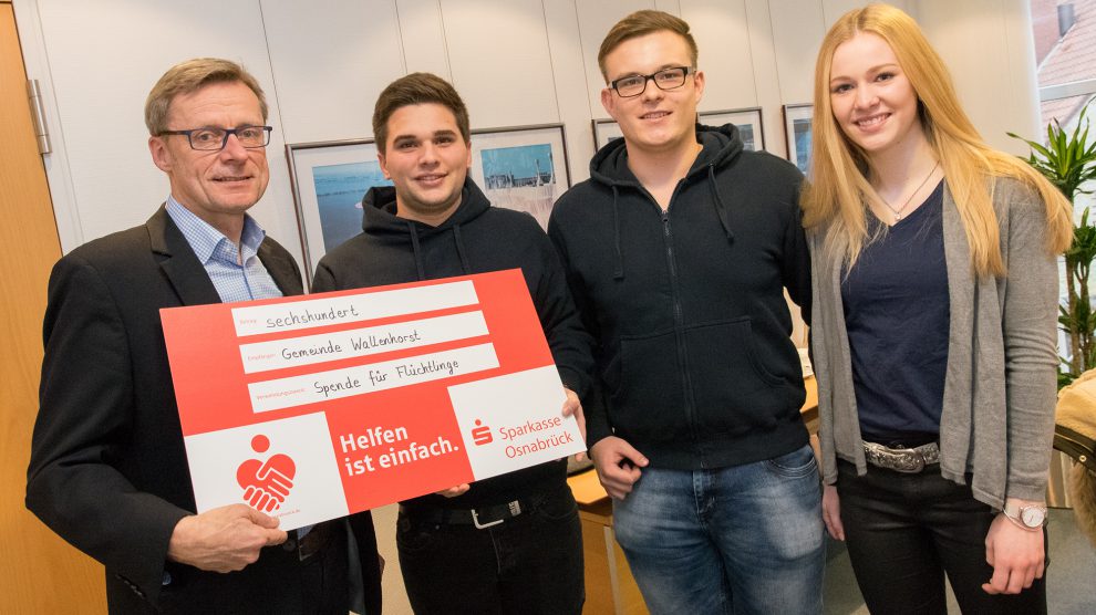 Bürgermeister Otto Steinkamp nahm die Spende der Ruller Messdiener von Marco Wellmann, Mirko Kleine und Antonia Meyer (von links) dankend entgegen. Foto: André Thöle