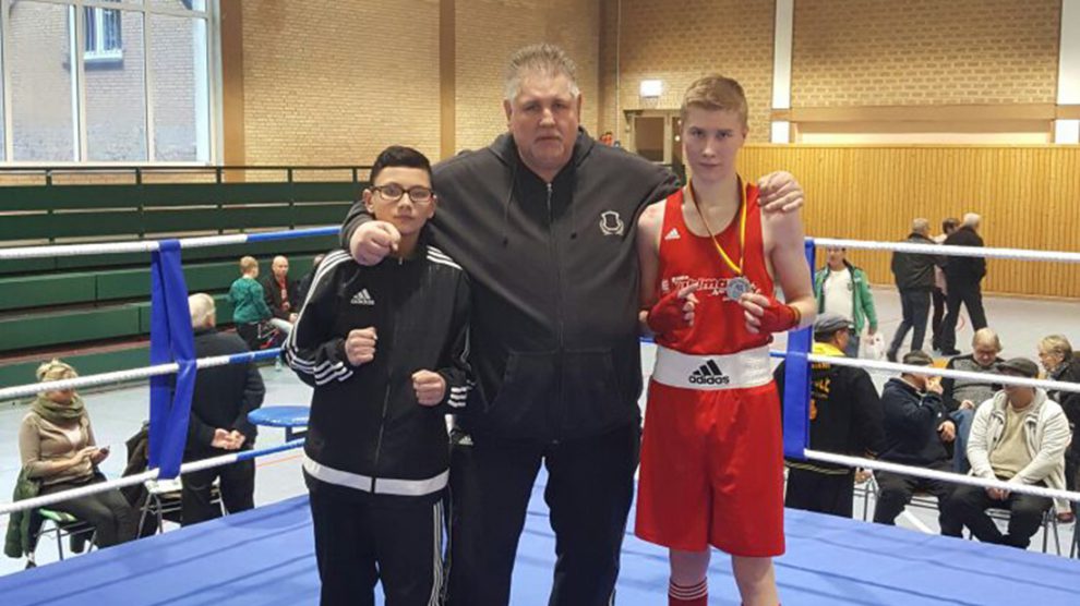 Eric Streit (r), frischgekürter Weser-Ems-Meister, Trainer Ralf Dörries und Orlando Franz. Foto: TSV Wallenhorst/PP